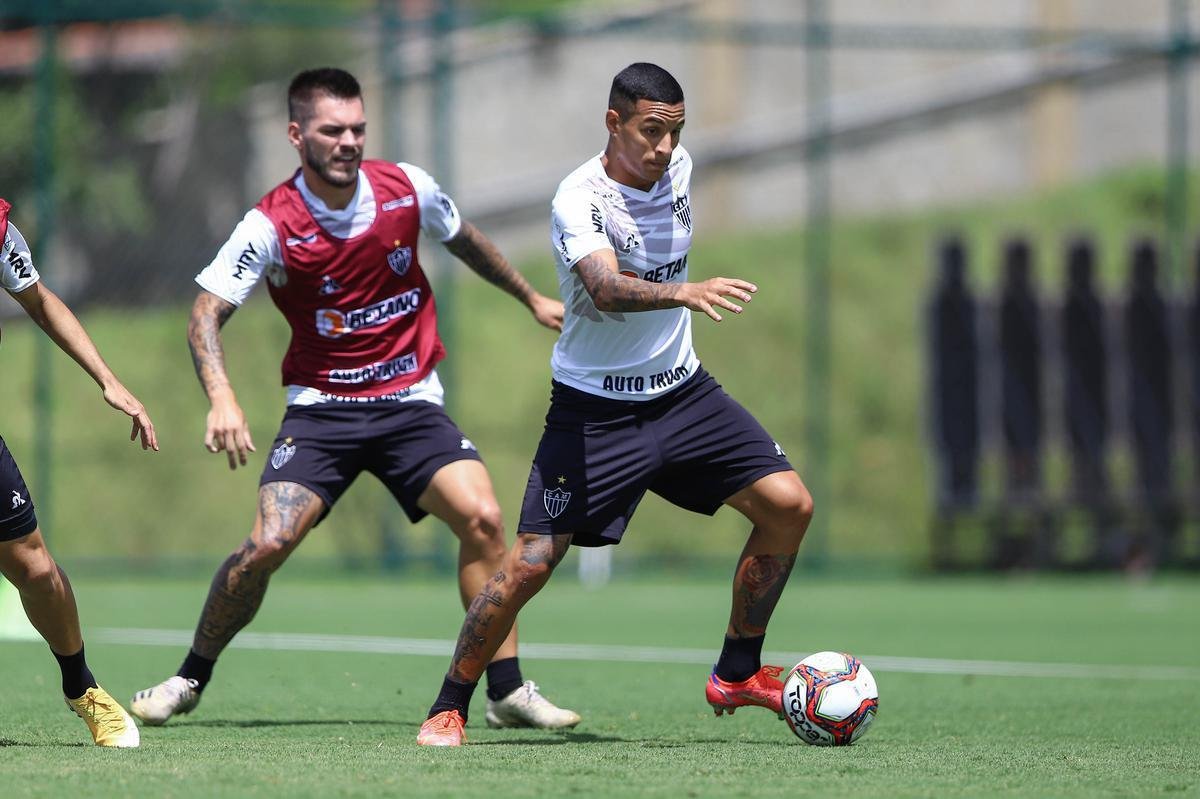 Treino do Atlético em campo. Jogadores fizeram atividade pela manhã no gramado. No período da tarde, trabalho foi na academia