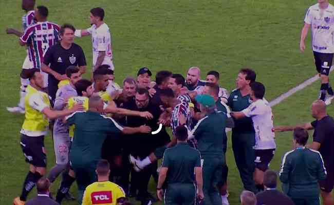 Turco Mohamed invadiu campo e foi cercado por jogadores do Fluminense 