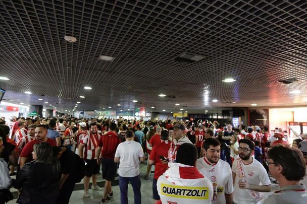 Jogadores, comissão técnica e diretoria do Náutico foram recebidos com festa no desembarque após a conquista do título da Série C do Campeonato Brasileiro, diante do Sampaio Corrêa. A delegação alvirrubra desembarcou em solo pernambucano pouco depois das 23h30 e seguiu em carro aberto para a sede do clube, no bairro dos Aflitos