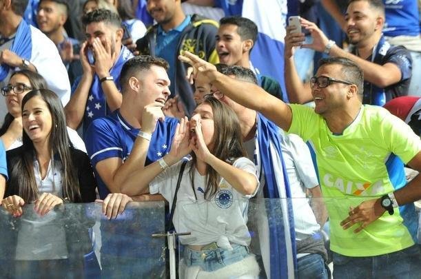 Torcedores do Cruzeiro lotam as arquibancadas do Mineiro para acompanhar a partida vlida pelas quartas de final da Copa do Brasil
