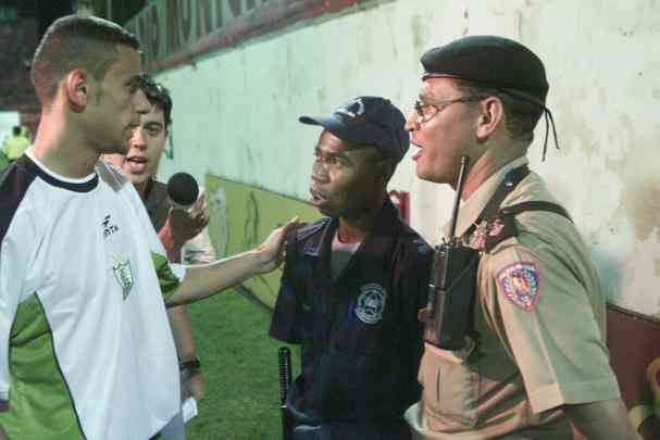 Fred pede desculpas para o guarda municipal de Nova Lima depois de ter jogado o bon dele no gramado do campo em comemorao de gol sobre o Villa Nova, pelo Campeonato Mineiro de 2003
