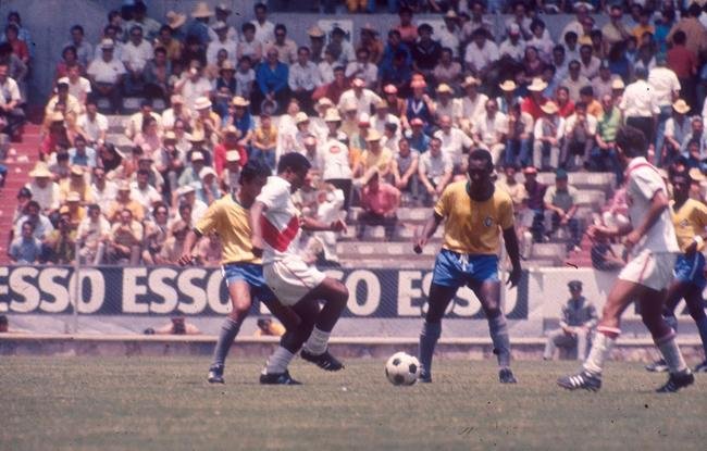 Lance do jogo de futebol entre Brasil e Peru, válido pela Copa do Mundo de 1970