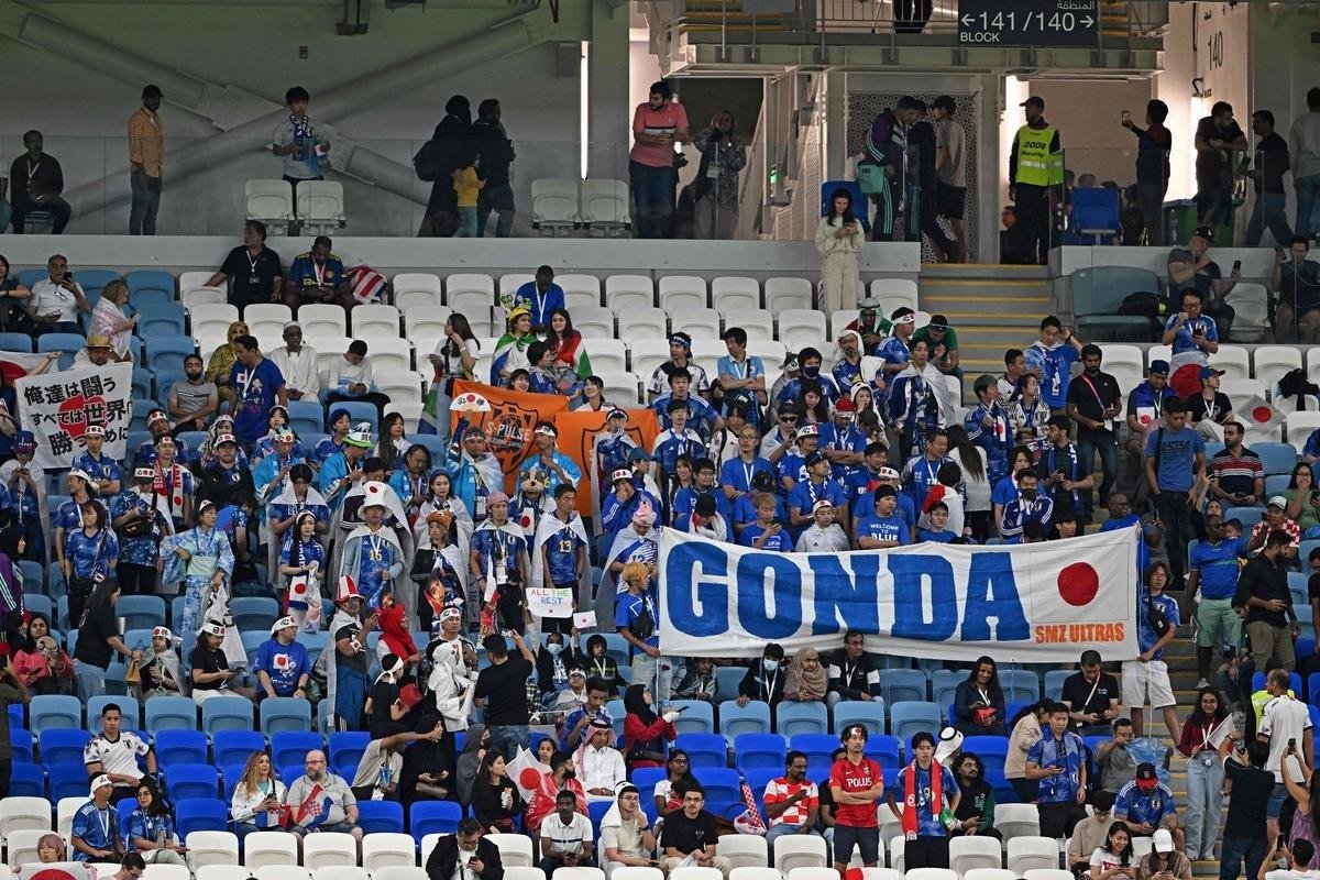 Torcida coloriu o Estdio Al Janoub, no Catar, para acompanhar a partida entre Japo e Crocia, pelas oitavas de final