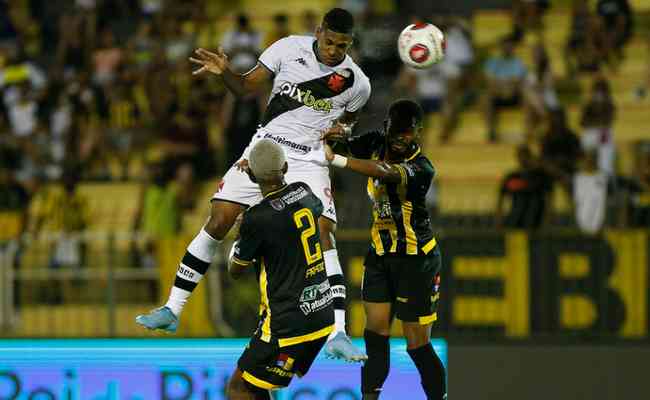 Raniel fazendo gol na partida entre Volta Redonda e Vasco, no estdio Raulino de Oliveira