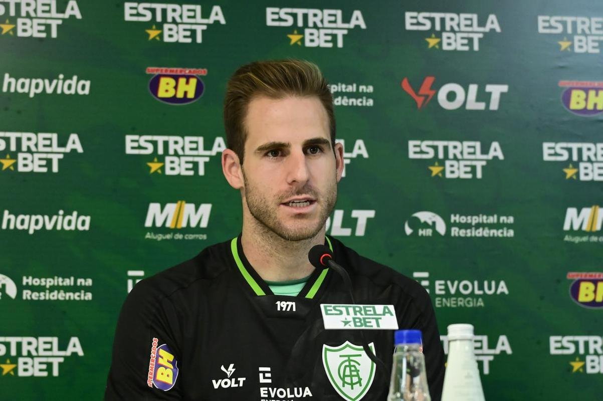 O goleiro Mateus Pasinato e o atacante Mikael foram apresentados pelo Amrica nessa quinta-feira (3/2), no CT Lanna Drumond