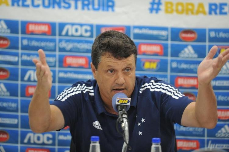 4- Sai Adilson, entra Enderson (maro): o time recheado de garotos e contraes consideradas apostas no engrenou no Campeonato Mineiro e ainda por cima escorregou diante do CRB na terceira fase da Copa do Brasil (revs por 2 a 0 na ida, no Mineiro, em 11/3). Com isso, o tcnico Adilson Batista acabou demitido em 15 de maro, aps derrota por 1 a 0 para o Coimbra, em um Independncia sem pblico em razo do incio da pandemia de covid-19 no Brasil. Trs dias depois, o clube contratou Enderson Moreira, duas vezes campeo da Srie B (Gois, em 2012, e Amrica, em 2017), alm de definir Ricardo Drubscky como substituto do tambm dispensado diretor de futebol Ocimar Bolicenho.