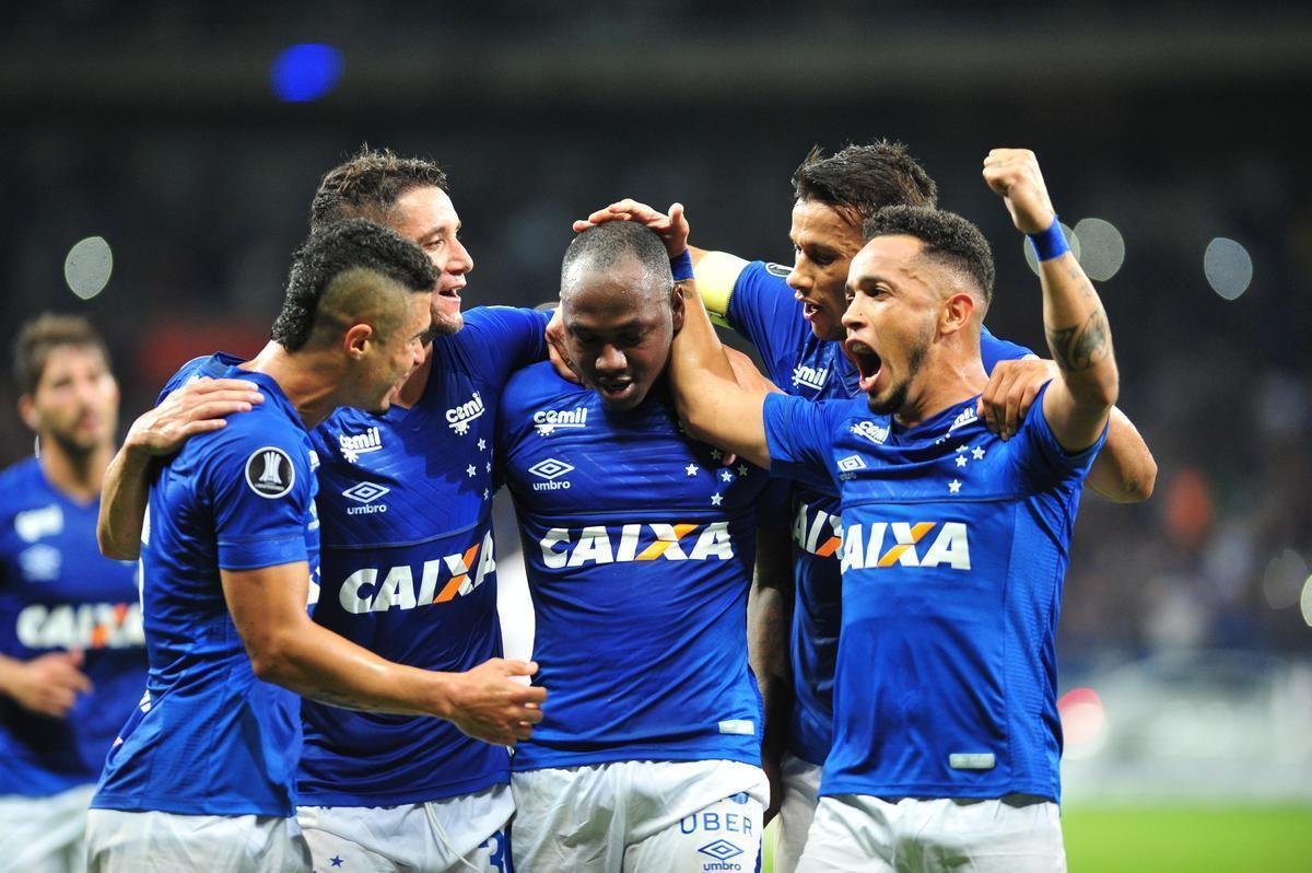 Sass marcou de pnalti e deu a tradicional sarrada no ar: Cruzeiro 3 a 0