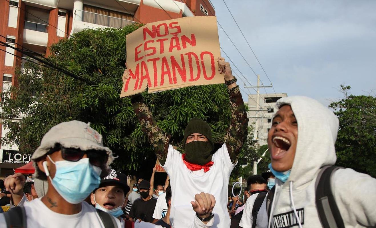 Realizao do jogo entre Amrica de Cli e Atltico no Estdio Romelio Martinez, em Barranquilla, pela Copa Libertadores, indignou manifestantes que protestam contra o governo do presidente Ivn Duque. Pas vive caos social, com greves, paralisaes, manifestaes violentas e choques com a polcia. Ainda assim, Conmebol confirmou partida, o que gerou revolta.