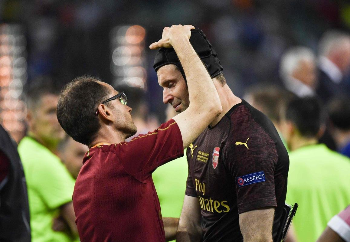 Com direito a um show de Hazard no segundo tempo, quando o craque belga marcou dois gols e ainda deu assistncia para Pedro balanar as redes, o Chelsea goleou o Arsenal por 4 a 1, nesta quarta-feira, no estdio Olmpico de Baku, no Azerbaijo, e conquistou o seu segundo ttulo da Liga Europa