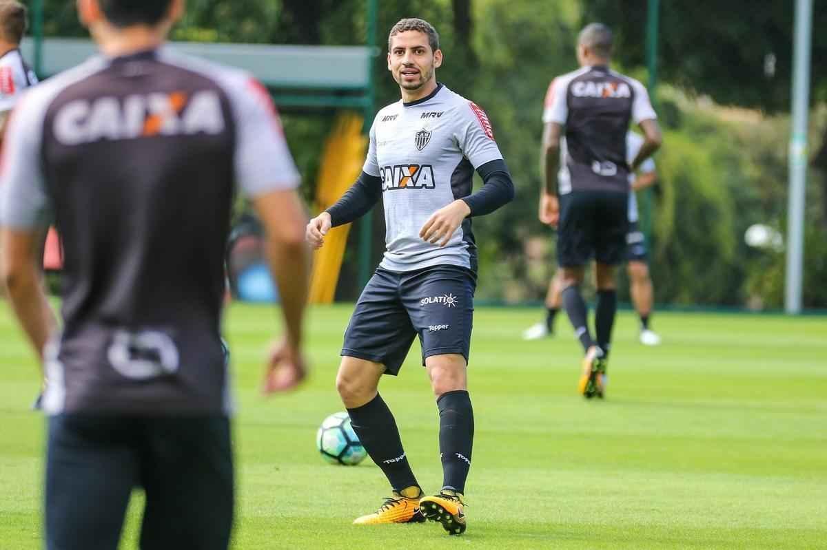 No treinamento desta sexta-feira, Rogrio Micale comandou uma atividade em campo reduzido de ataque contra defesa