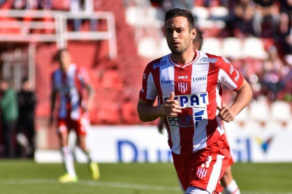 Claudio Corvaln - O lateral-esquerdo, de 30 anos, passou por clubes tradicionais da Argentina, como Quilmes, Racing, Newell's Old Boys e Arsenal de Sarand. Nunca atuou pela Seleo Argentina.
