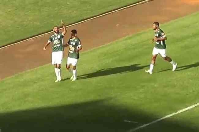 Ingro comemora o gol que deu empate ao Uberlndia contra a lder Ferroviria pelo Grupo 6