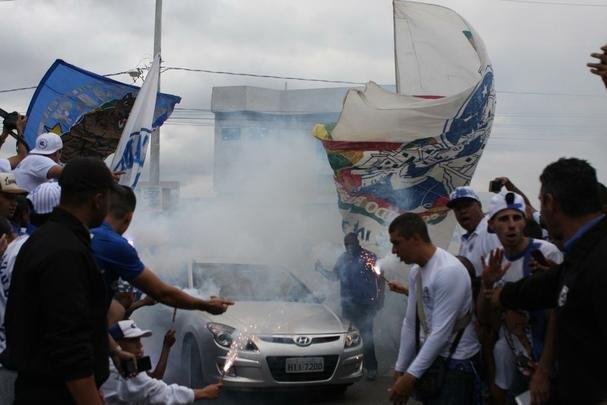 Torcedores do Cruzeiro foram  porta da Toca II apoiar os jogadores na vspera do jogo com o Flamengo