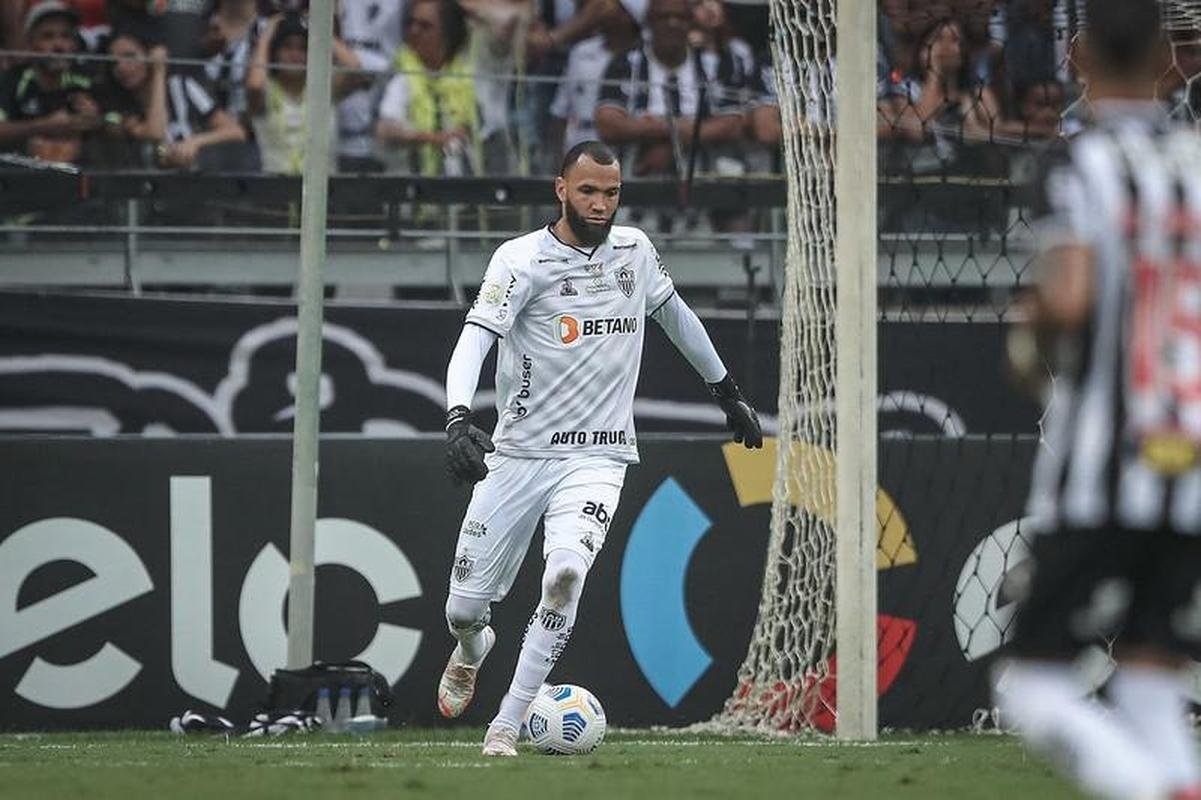 Everson - O goleiro tem contrato vlido at o fim do ano que vem. J acertou com a diretoria alvinegra a renovao do vnculo at 2025, mas o acordo ainda no foi oficializado.