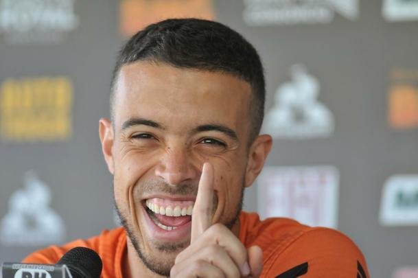 Tarde na Cidade do Galo teve entrevista de Di Santo, pronunciamento de Rui Costa e treino