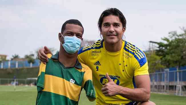 Elenco do Cruzeiro recebe visita do campeão paralímpico Gabriel Araújo