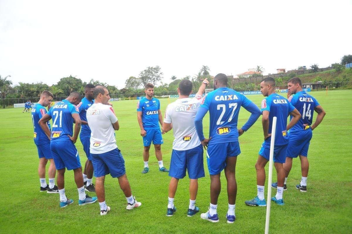 No segundo dia da pr-temporada, jogadores do Cruzeiro fizeram atividade fsica no campo