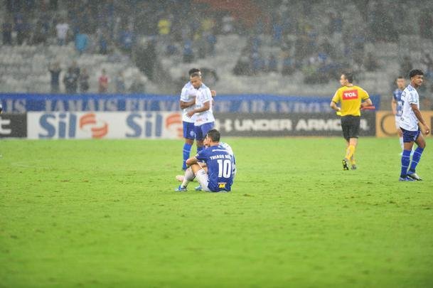 No segundo tempo, Cruzeiro no conseguiu a reao, levou bola na trave e ainda perdeu um pnalti com o meia Thiago Neves. Torcida se revoltou e atirou sinalizadores em campo
