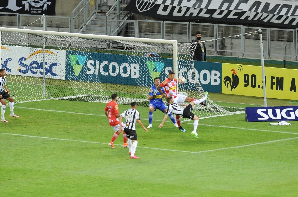 Fotos do primeiro jogo da deciso do Campeonato Mineiro, entre Atltico e Tombense, no Mineiro, em Belo Horizonte.