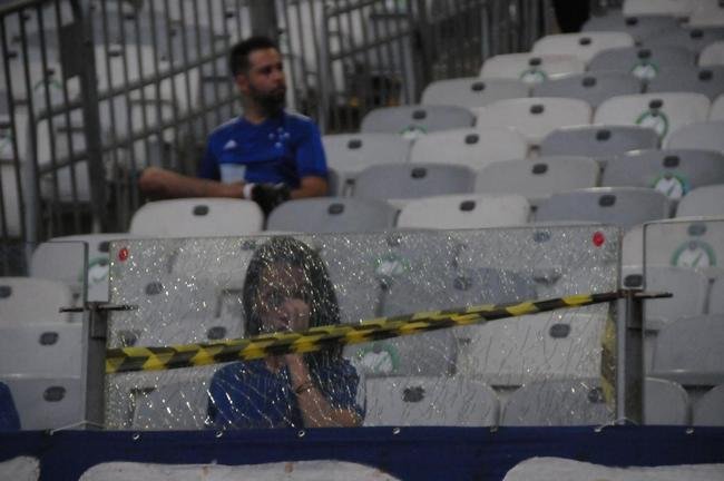 Fotos da chegada da torcida do Cruzeiro ao Mineiro na partida contra o CRB pela Srie B do Brasileiro; longas filas de formaram na esplanada antes da partida