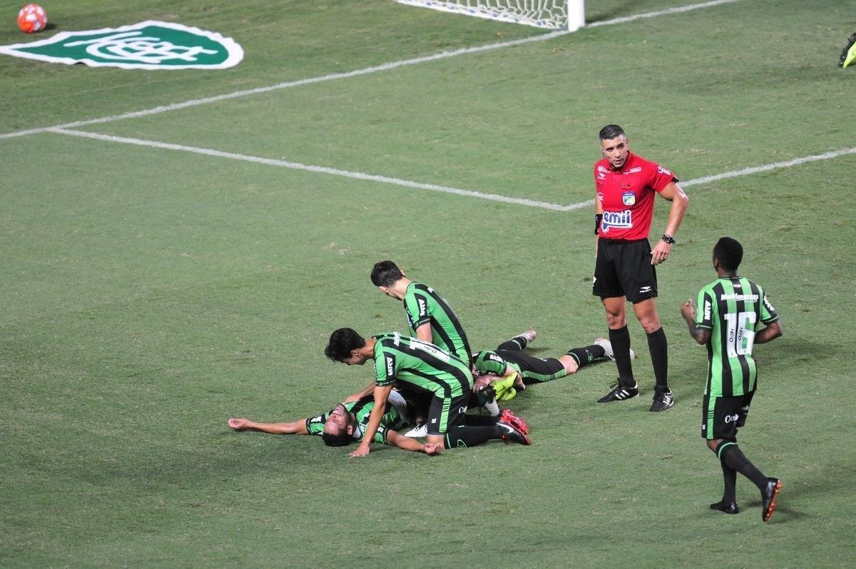 Amrica venceu a Caldense, com gols de Matheusinho e Joo Paulo, e avanou