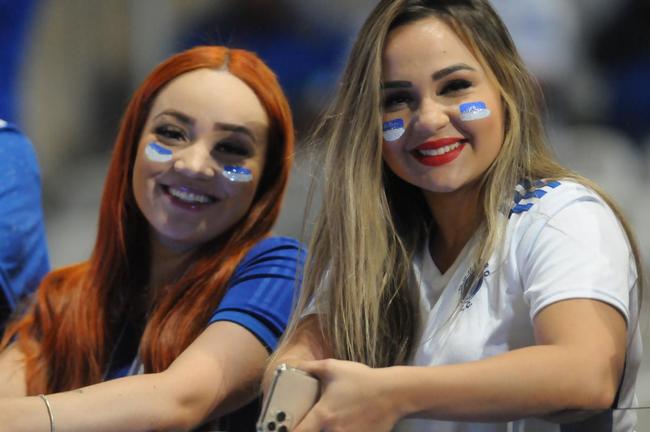Fotos da torcida do Cruzeiro na partida de volta das oitavas de final da Copa do Brasil, contra o Fluminense, no Mineiro (Juarez Rodrigues/EM/DAPress)
