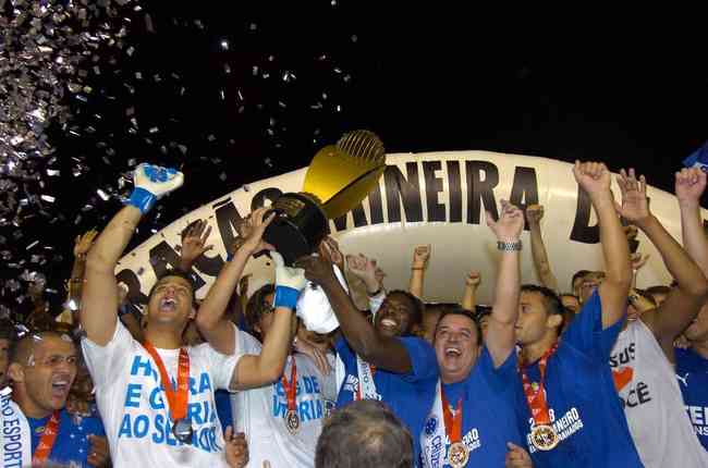 Em 2008, Fábio ergueu o troféu do Campeonato Mineiro, depois de goleada por 5 a 0 sobre o Atlético na final.