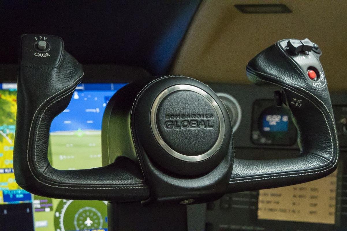 Fotos do avio Bombardier Global 6000. Aeronave pertence a Rubens Menin, mecenas do Atltico, e transportou atacante Diego Costa de So Paulo a BH