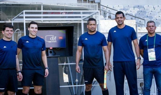 Com estreia marcada para o Mineiro na noite desta quarta-feira, no jogo entre Cruzeiro e Santos, pela Copa do Brasil, o VAR (rbitro de vdeo) foi testado em treino da equipe Sub-20 do clube celeste na tarde desta tera-feira. A equipe de juzes foi liderada por Rodolpho Toski Marques, que tambm ser o responsvel no duelo entre mineiros e paulistas. A iniciativa realizada faz parte das exigncias da FIFA para que a utilizao do VAR seja homologada no estdio. Durante as atividades, foram revisados lances de pnalti, impedimentos e aplicao de cartes, dentre outras situaes de jogo