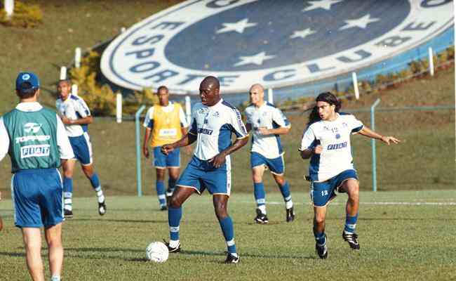 Rincn e Sorn durante treino na Toca da Raposa I nos tempos de Cruzeiro, em 2001