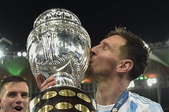 Argentina conquistou 15 ttiulo da Copa Amrica ao vencer o Brasil por 1 a 0, neste sbado, no Maracan. nico gol foi marcado por Di Mara, eleito o destaque da deciso. J o astro Lionel Messi ganhou o prmio de craque da competio.