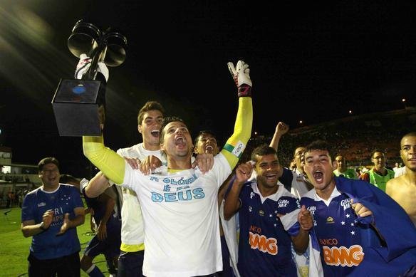 Festa dos jogadores do Cruzeiro no Barrado com a conquista do tricampeonato brasileiro