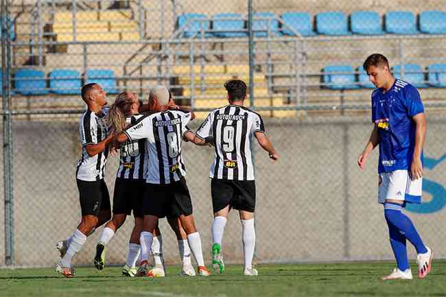 Jogadores do Atltico em comemorao de um dos gols no clssico