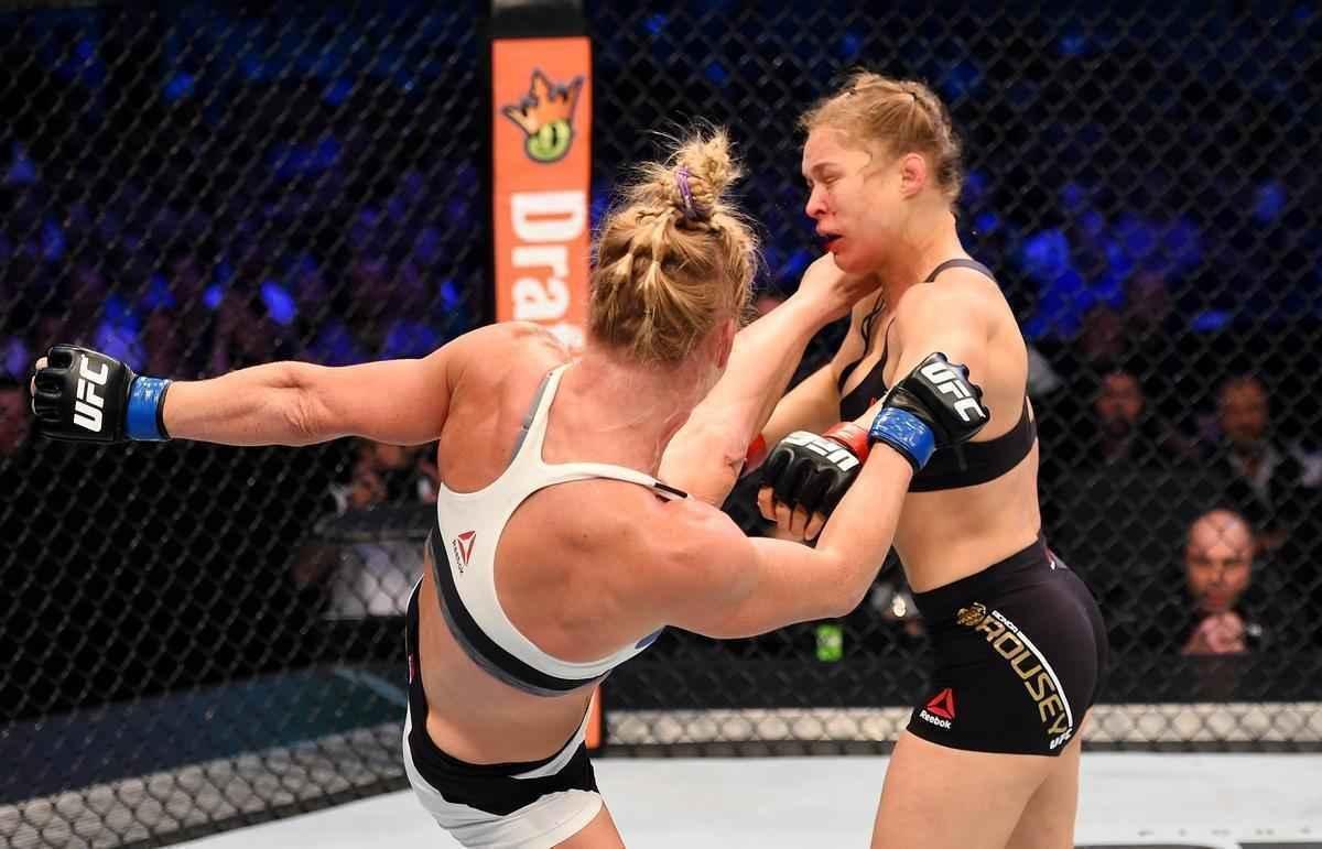 Ronda Rousey  nocauteada por Holly holm no segundo round e perde cinturo do peso galo feminino do UFC, na luta principal em Melbourne