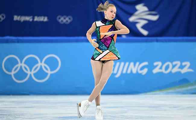 Eva-Lotta Kiibus, de 19 anos, se classificou para a final da patinação artística nos Jogos de Inverno de Pequim