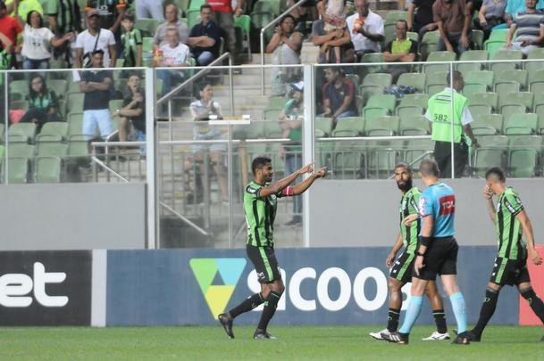 Imagens do duelo entre Amrica e CRB, no Independncia, pela 26 rodada da Srie B