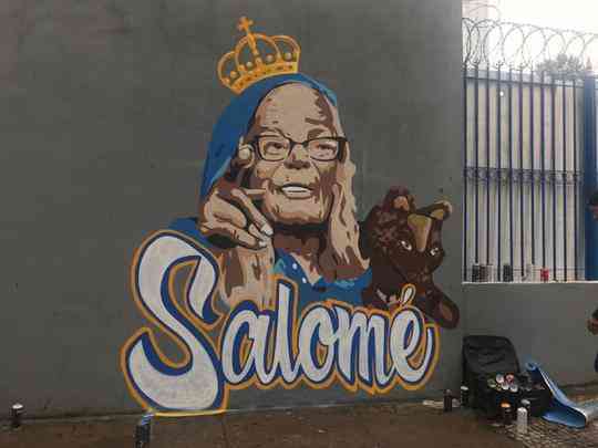 Painel no muro do clube social do Cruzeiro, no Barro Preto, em homenagem a Salom
