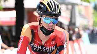 Gino Mader, de 26 anos, morreu após cair em um barranco na parte final da tradicional competição de ciclismo. Assessoria do time lamentou o ocorrido.