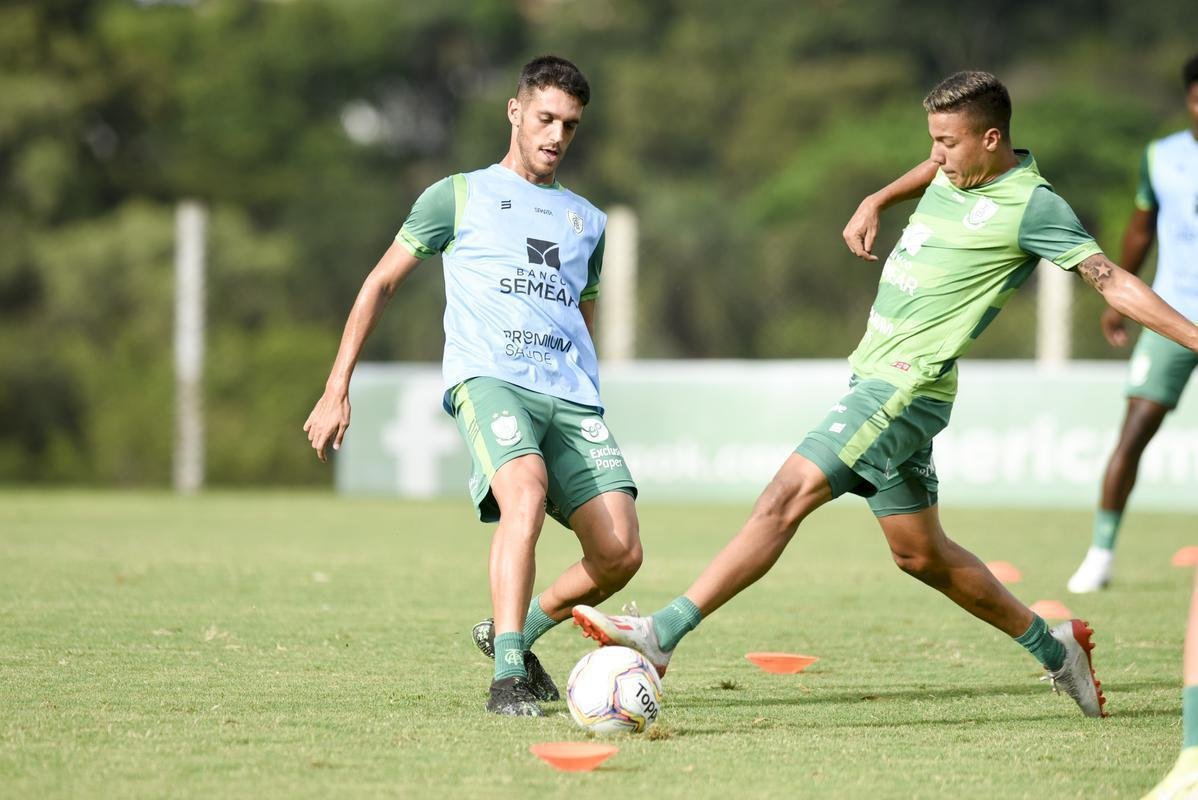 Lisca foi apresentado, conversou com jogadores e assistiu ao treino do América
