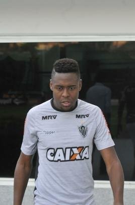 Volante/zagueiro Roger Bernardo participou de treino com bola e depois foi apresentado como novo reforo do Atltico