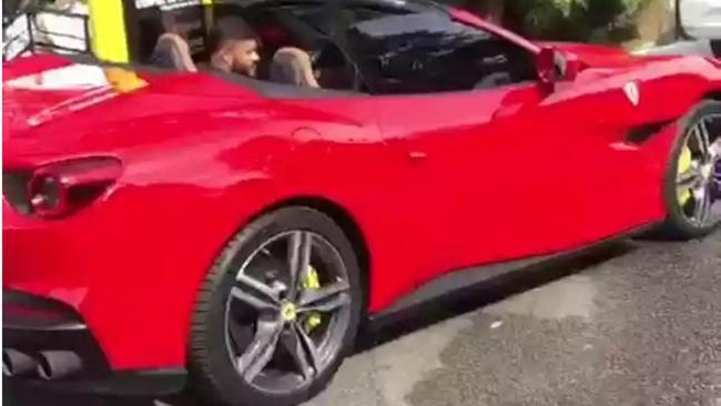 Hulk chega de Ferrari conversível à Cidade do Galo