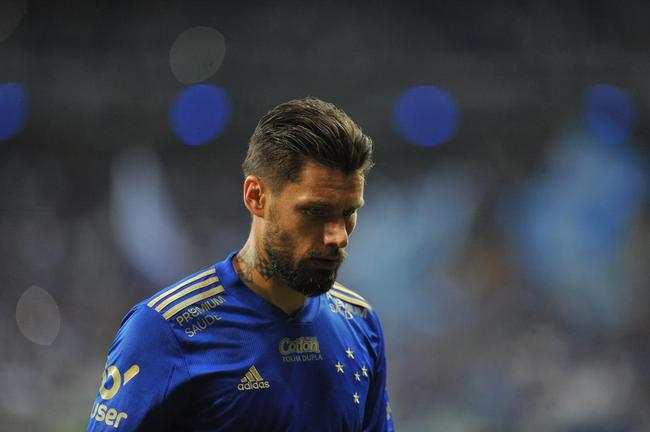 Ao lado dos filhos, Rafinha e Nicholas, Rafael Sobis foi aos prantos no Mineiro em sua despedida do futebol com a camisa do Cruzeiro. Depois de trocar a camisa com o histrico craque celeste Dirceu Lopes, ele saudou os torcedores e teve o nome gritado pelo estdio lotado. Noite foi de muita emoo para o agora ex-atacante, de 36 anos.