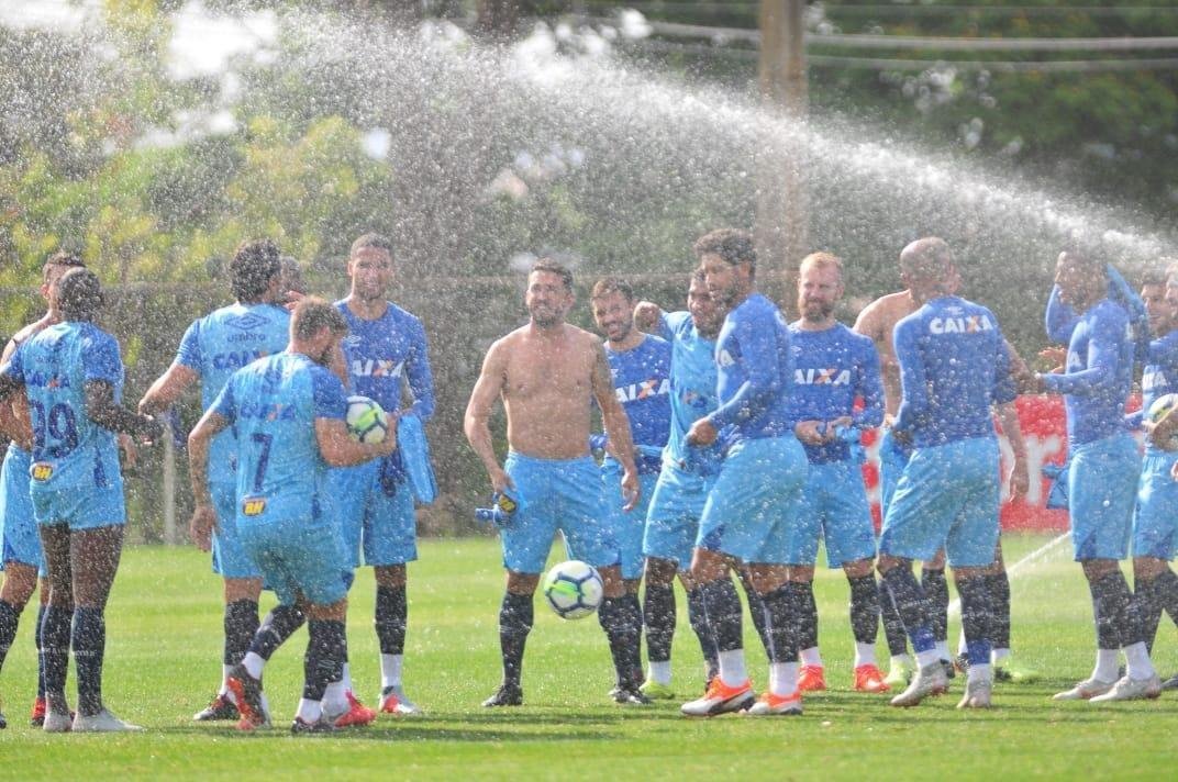 No retorno aos trabalhos com bola na Toca II, os atacantes Fred e Sass passaram por 'batismo' dos companheiros