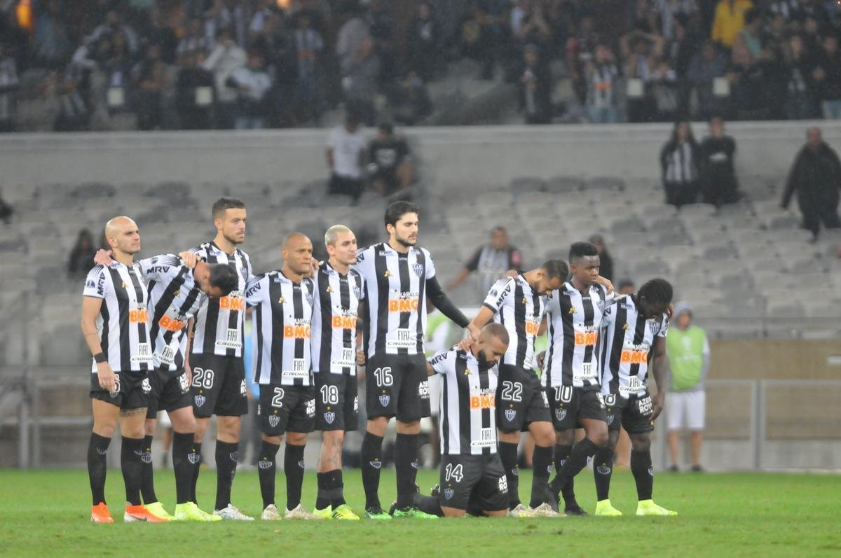 Fotos de tristeza e decepo dos torcedores atleticanos com a eliminao da Copa Sul-Americana para o Coln, no Mineiro. Galo perdeu nos pnaltis por 4 a 3