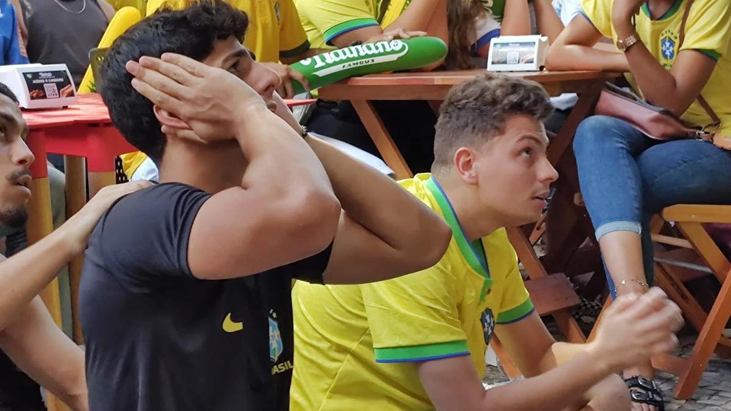 Tristeza da torcida com a eliminao do Brasil na Copa