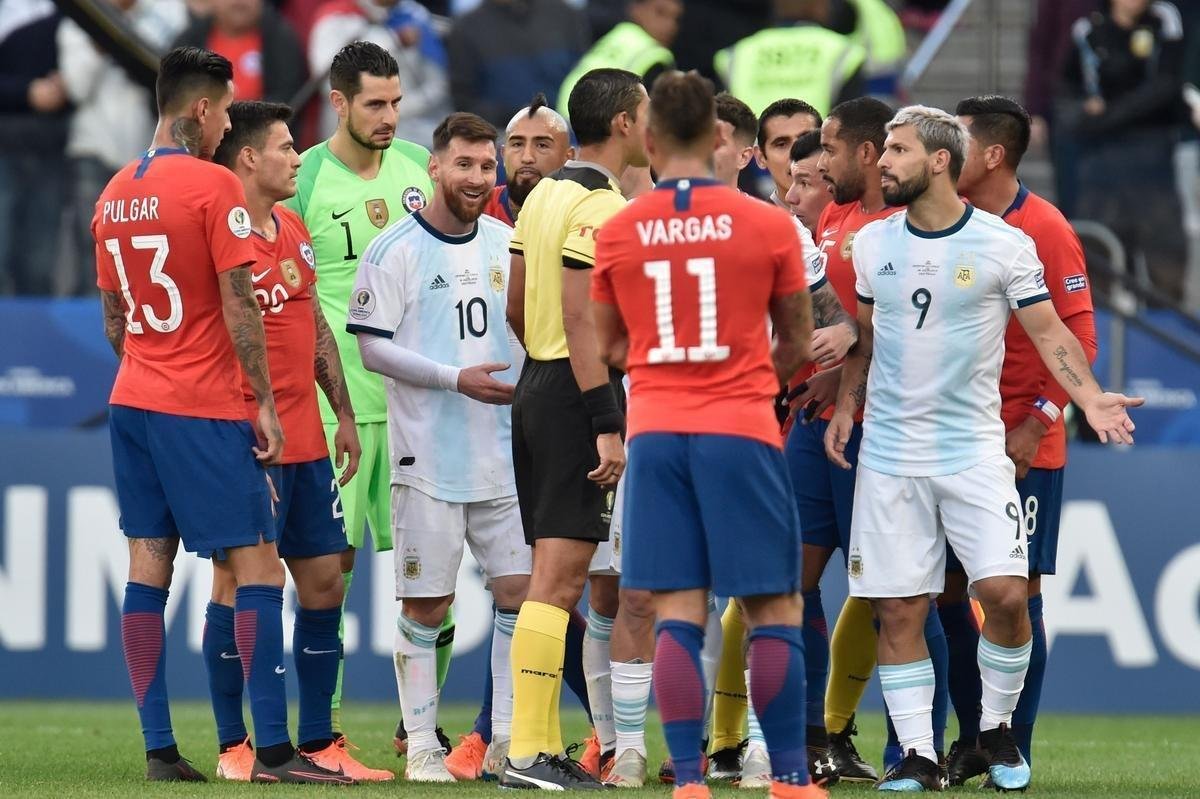 Medel deu peitadas em Messi durante primeiro tempo de Argentina e Chile, e ambos foram expulsos pelo rbitro paraguaio Mario Daz de Vivar. Torcida na Arena Corinthians vaiou a deciso do juiz.