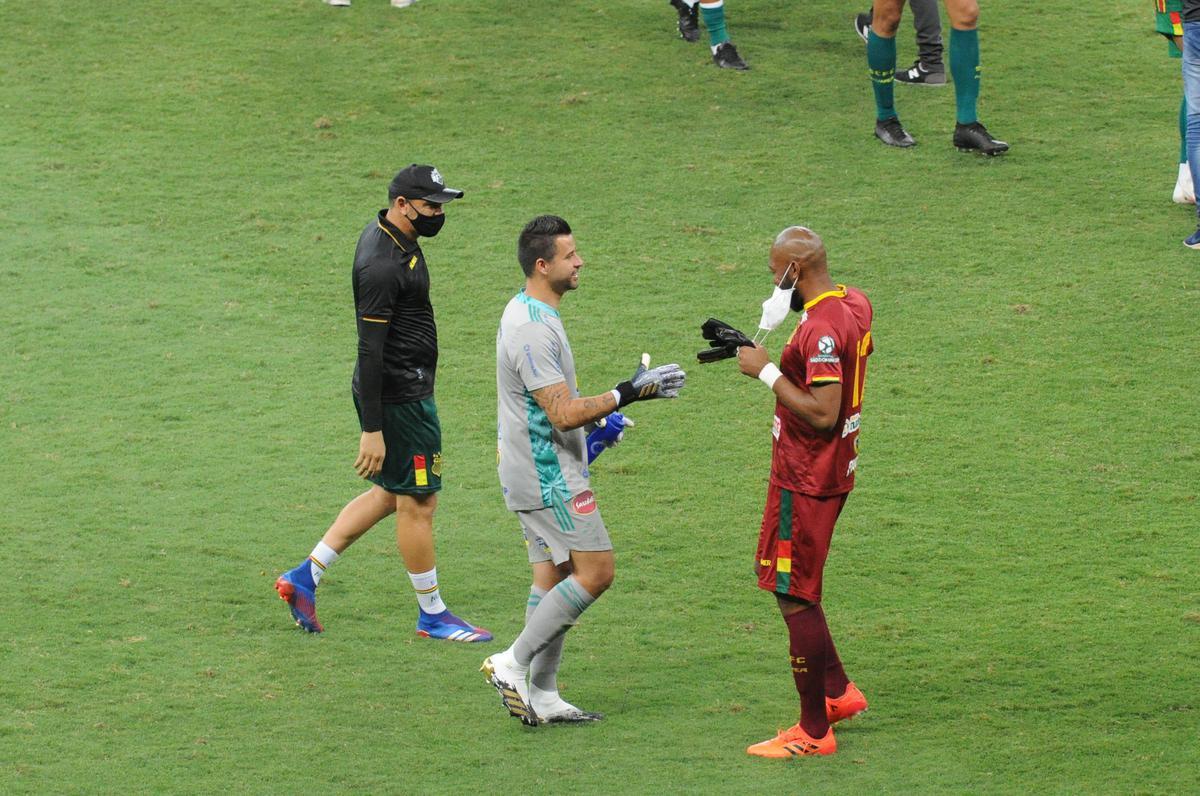 Jogadores do Cruzeiro deixam campo cabisbaixos aps derrota para o Sampaio Corra por 2 a 1