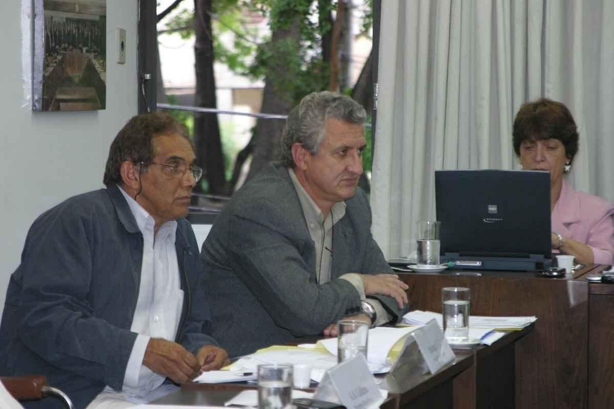 Os representantes do Cruzeiro, Eduardo Maluf (d) e Benecy Queiroz (e), participam da reunio na FMF (Federao Mineira de Futebol) para definio do Campeonato Mineiro de 2006, em Belo Horizonte 
