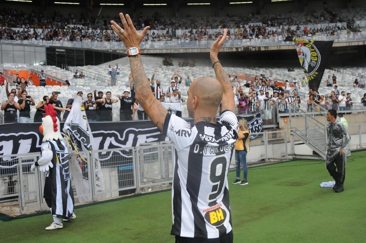 Diego Tardelli foi ao gramado no intervalo e saudou a torcida alvinegra