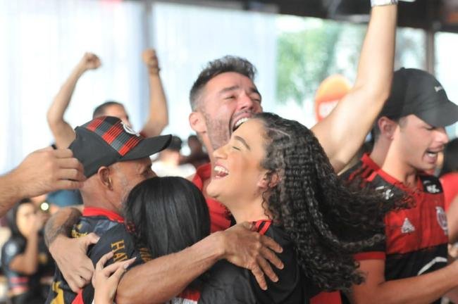 Festa da torcida do Flamengo no Bar Leblon, em BH, com os gols de Gabigol e Bruno Henrique na final da Supercopa do Brasil, em Cuiab. Flamengo virava e fazia 2 a 1.